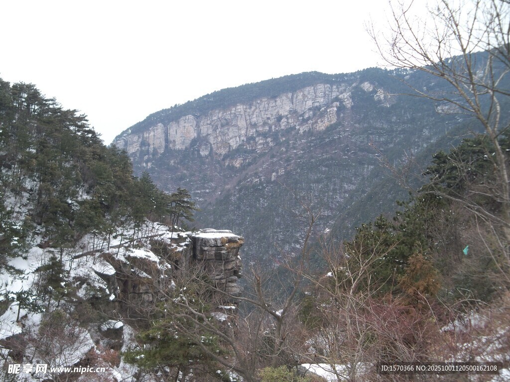 冬日山间雪景
