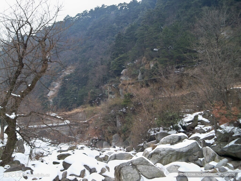 冬日山间雪景
