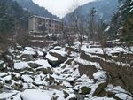 山间雪景中的古朴建筑