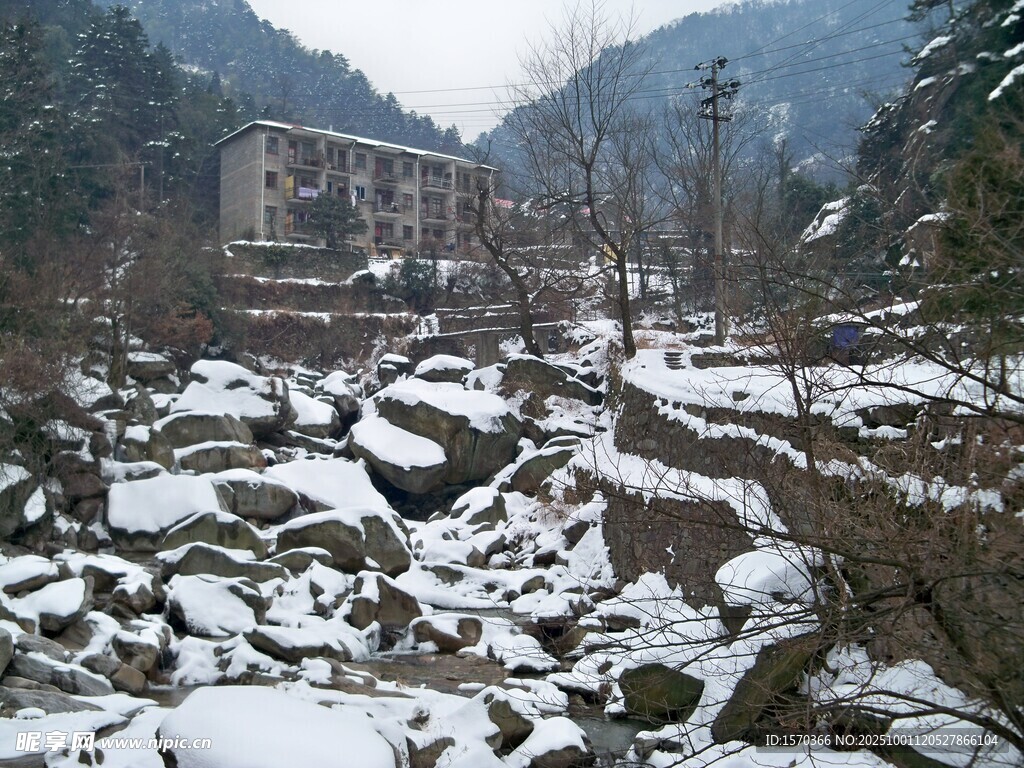山间雪景中的古朴建筑