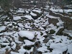 雪覆石滩的冬日自然景致