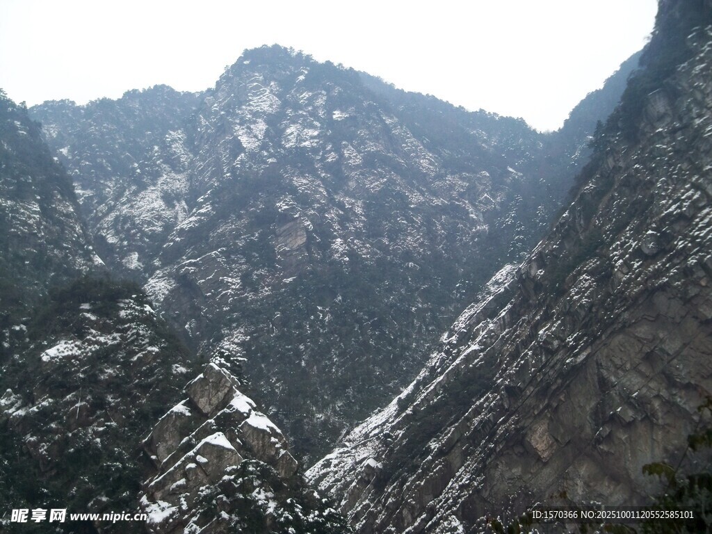 巍峨雪山峡谷壮丽景观