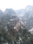 雪覆山峦美景
