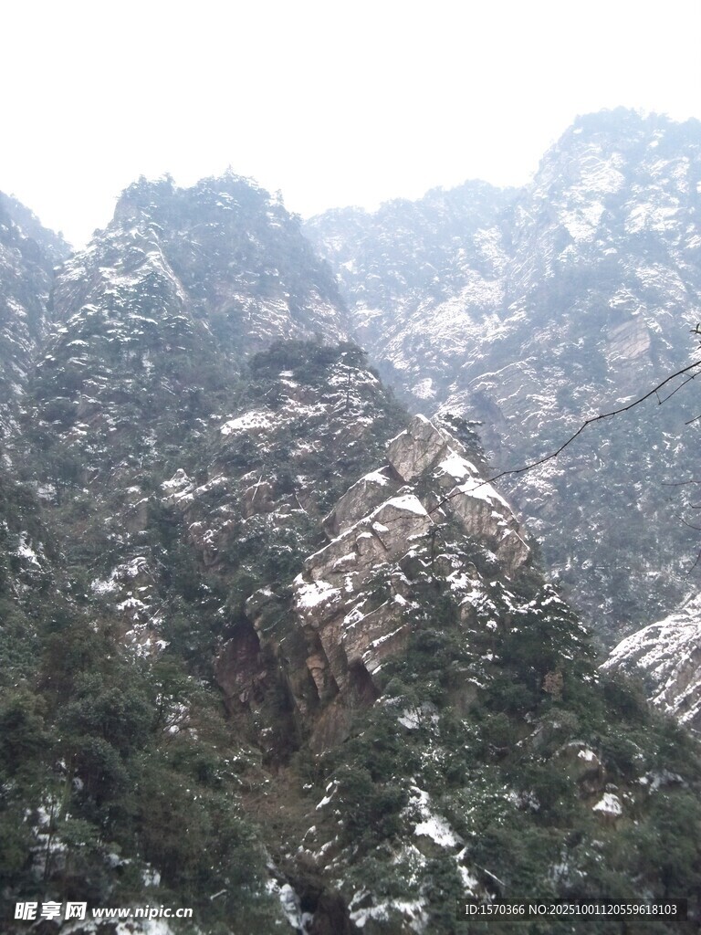 雪覆山峦美景