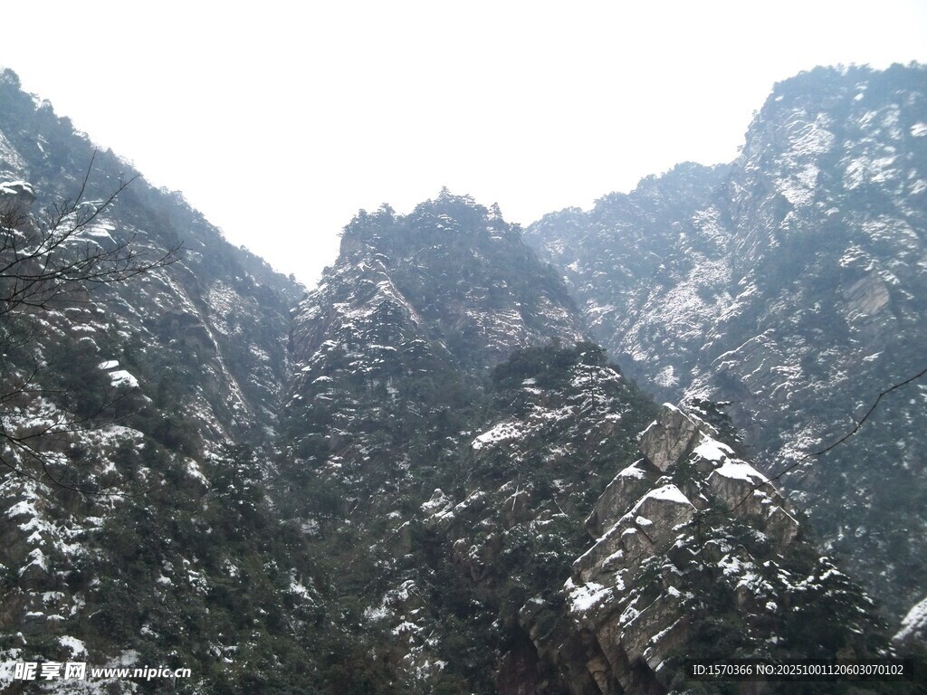 雪覆山峦美景