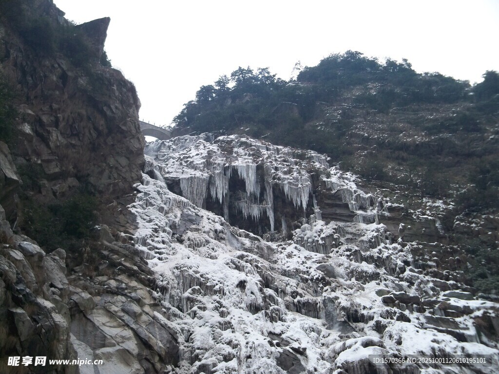 山间壮观冰瀑景观