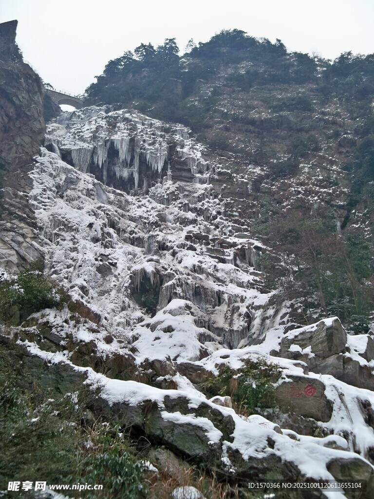 雪覆山峦的壮丽自然景观