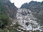 山间壮丽冰雪瀑布景观