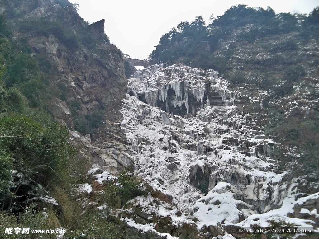 山间壮丽冰雪瀑布景观
