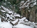 雪覆山石的冬日自然景致