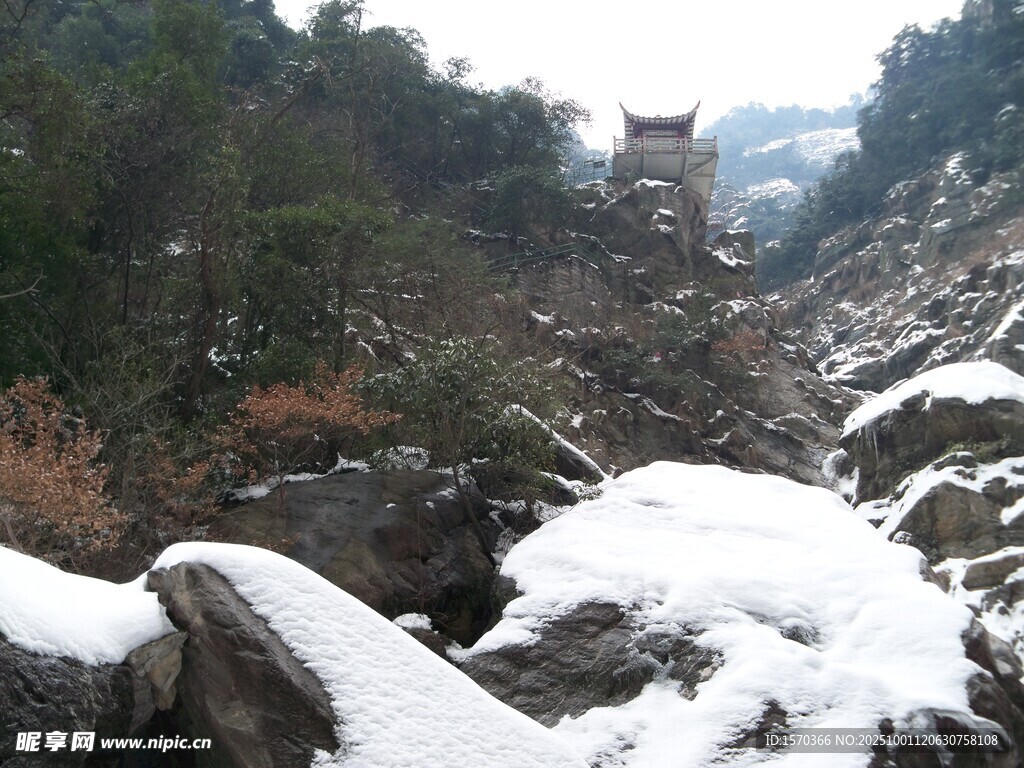山间雪景中的古朴建筑
