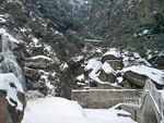 雪覆山间景