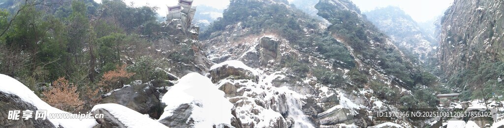山间雪景