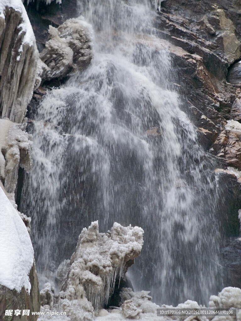 山间瀑布流水景观