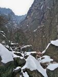 雪覆山谷间的嶙峋岩石