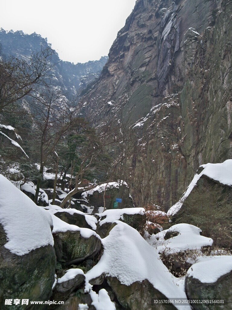 雪覆山谷间的嶙峋岩石