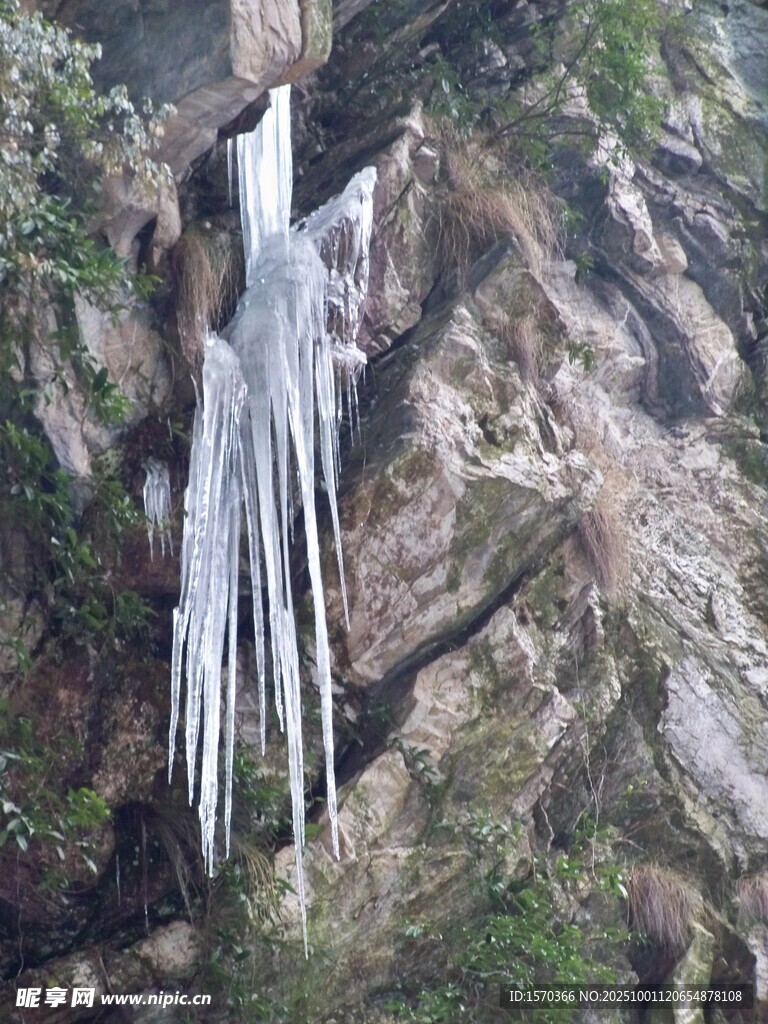 山间壮观冰瀑美景