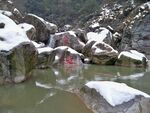 雪覆山石下的清幽小潭