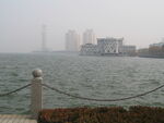 湖畔雾景 远处楼宇朦胧