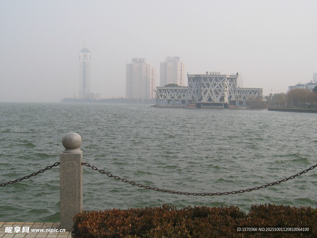 湖畔雾景 远处楼宇朦胧