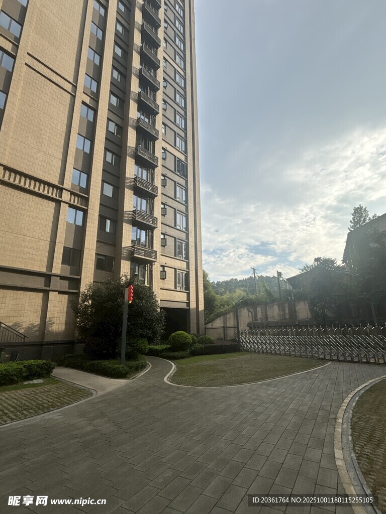 高层住宅旁的开阔道路