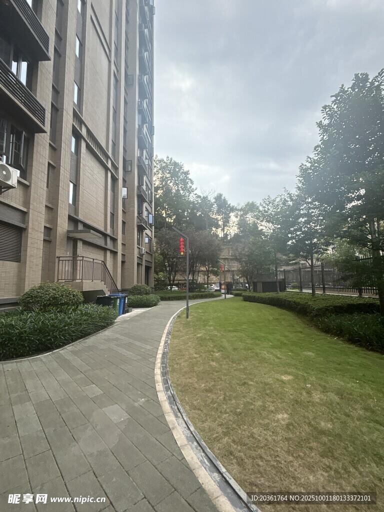 小区内的绿化小径景观