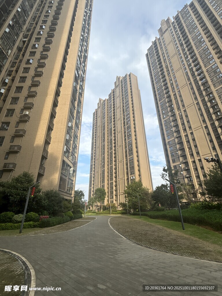 城市高楼间的宽阔道路
