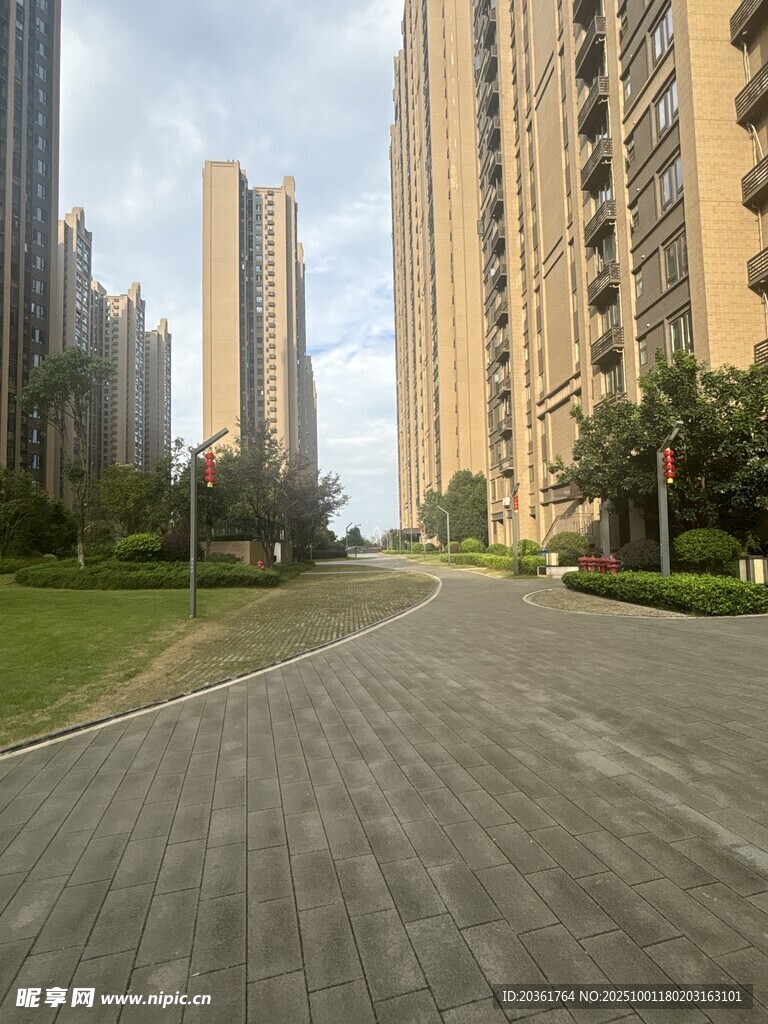 小区内宽阔道路与高楼