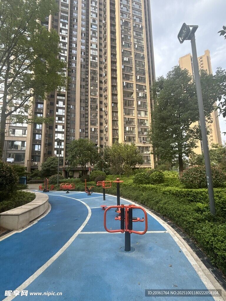 小区内的蓝色健身步道