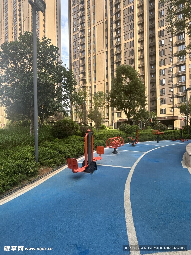 小区内的儿童玩乐彩色步道