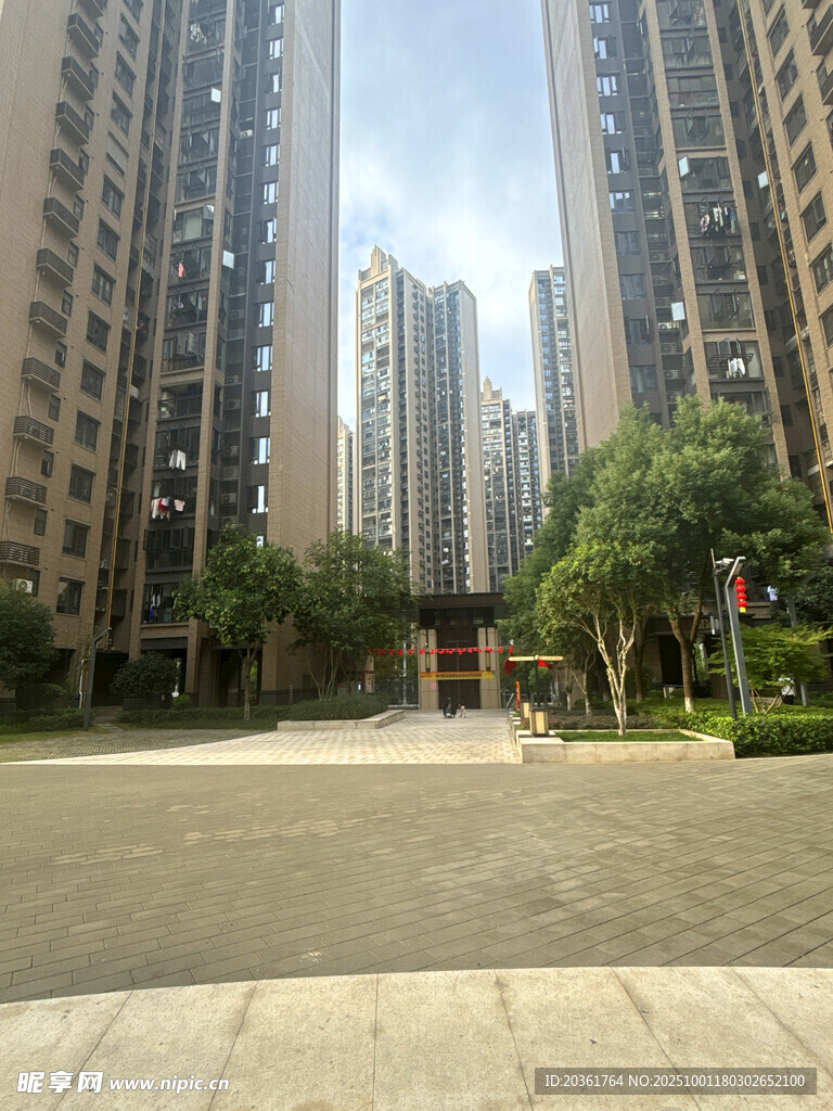 城市高楼间的开阔景观空间