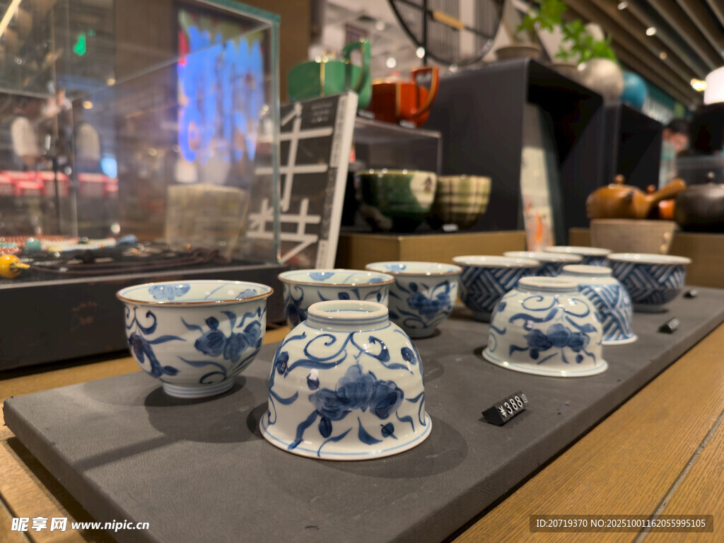 中式青花瓷摆件展示