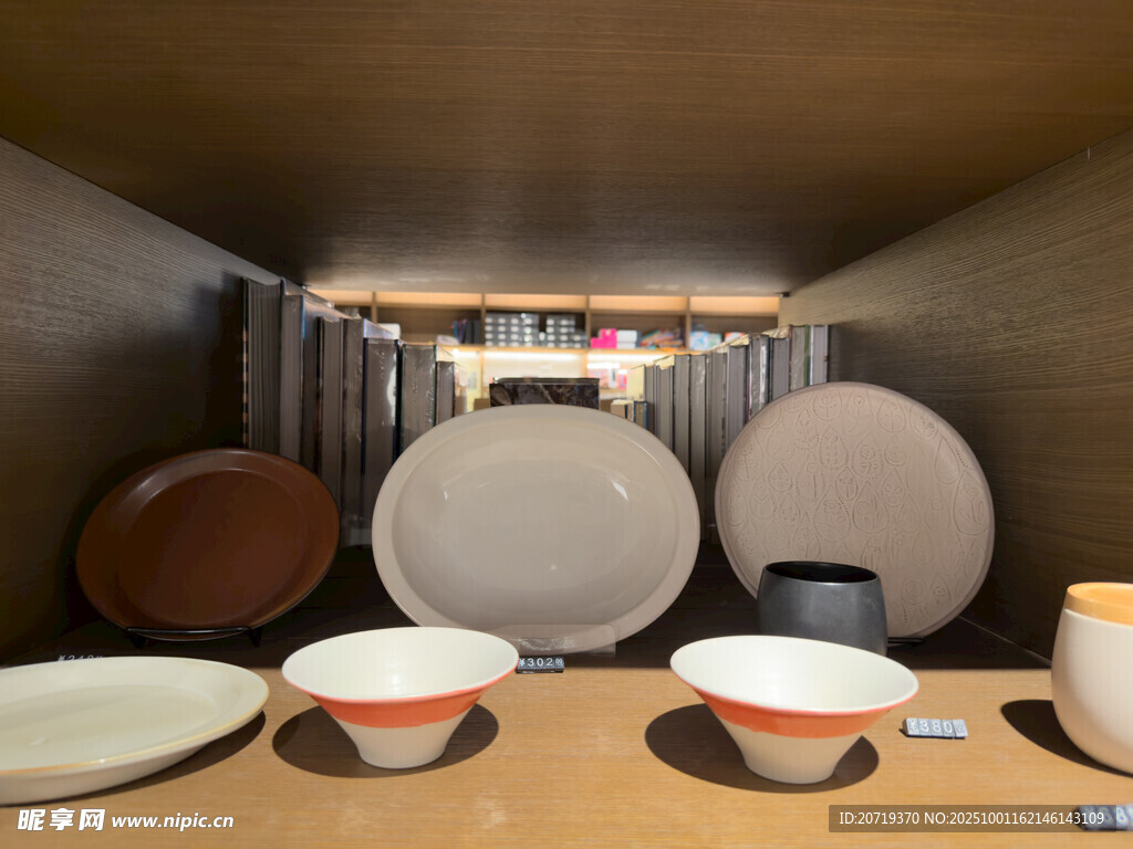 室内展示的各式陶瓷餐具