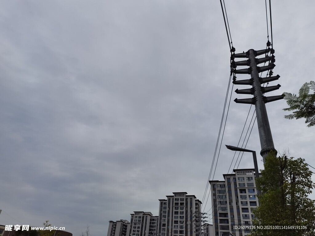 电线杆上的电缆与城市建筑