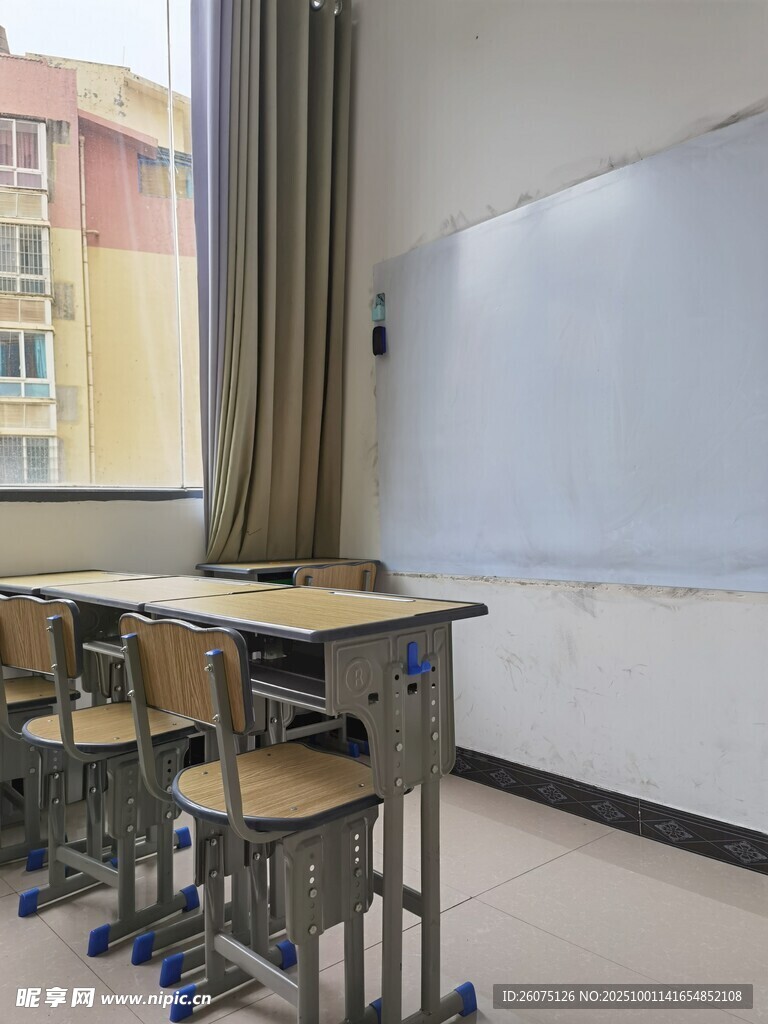 教室中的桌椅与空白白板