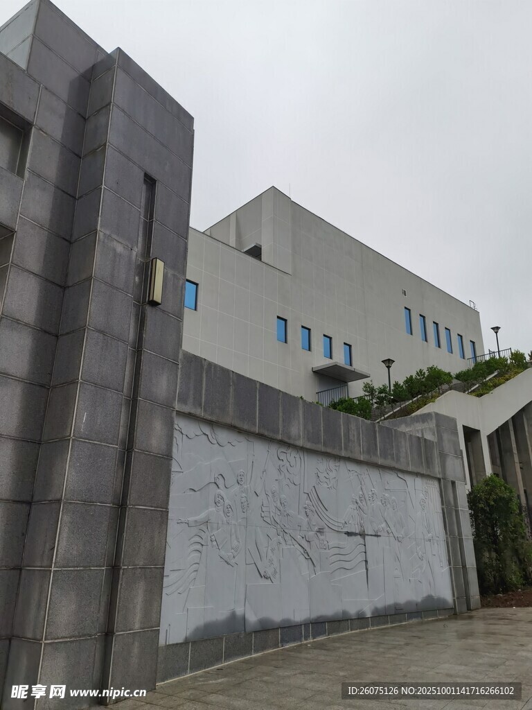 灰色建筑旁的灰白墙面