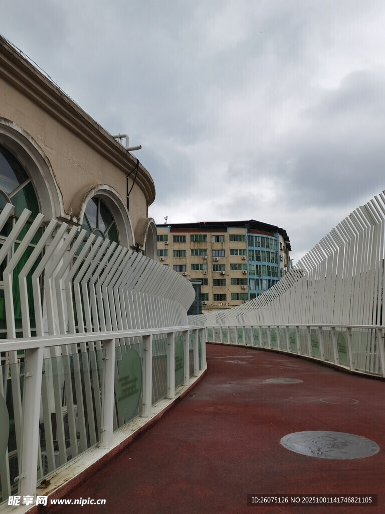 城市中带围栏的红色步道