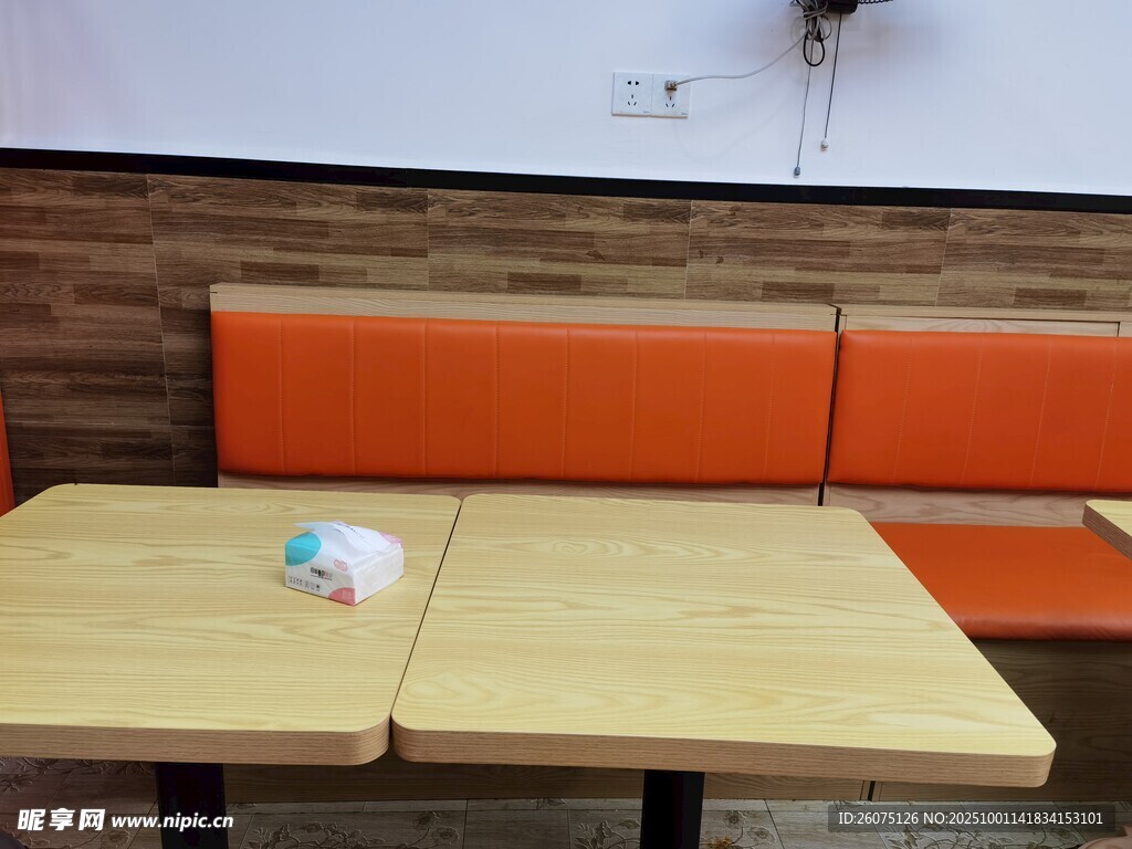 餐厅内的桌椅与小物件