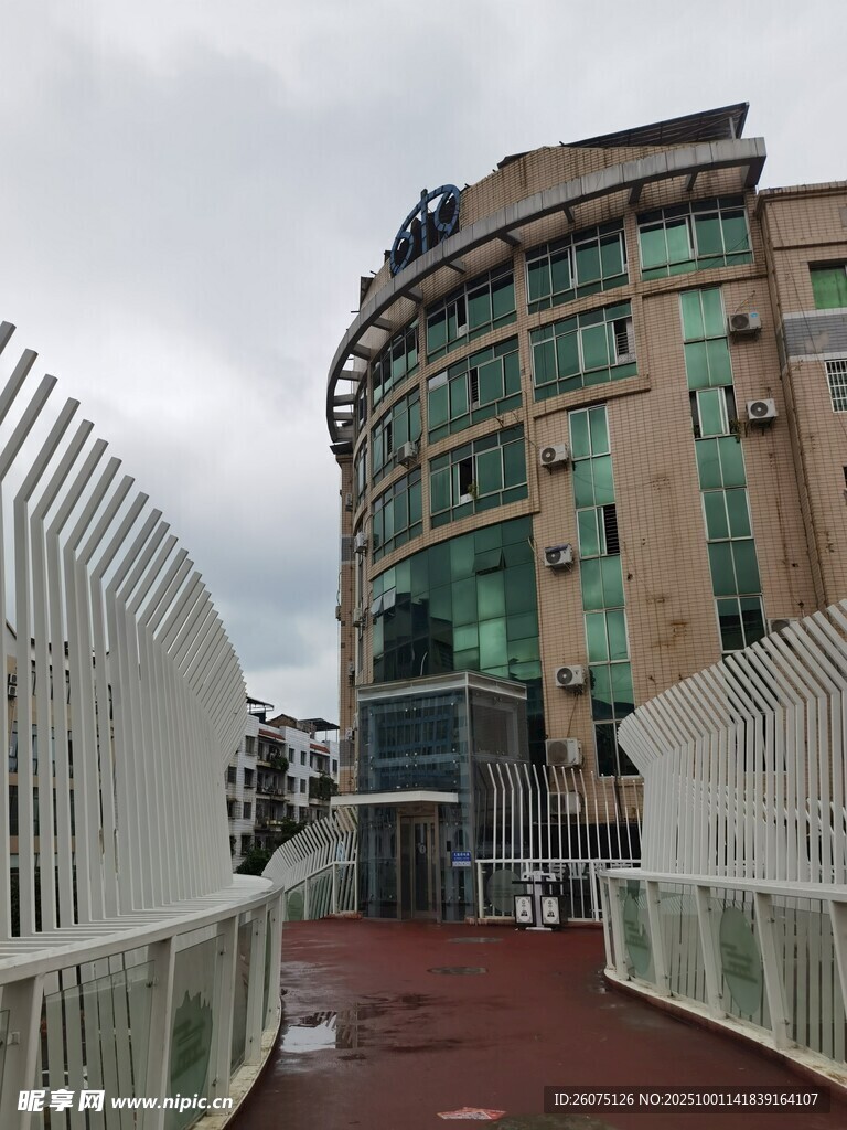 城市中现代建筑旁的步道