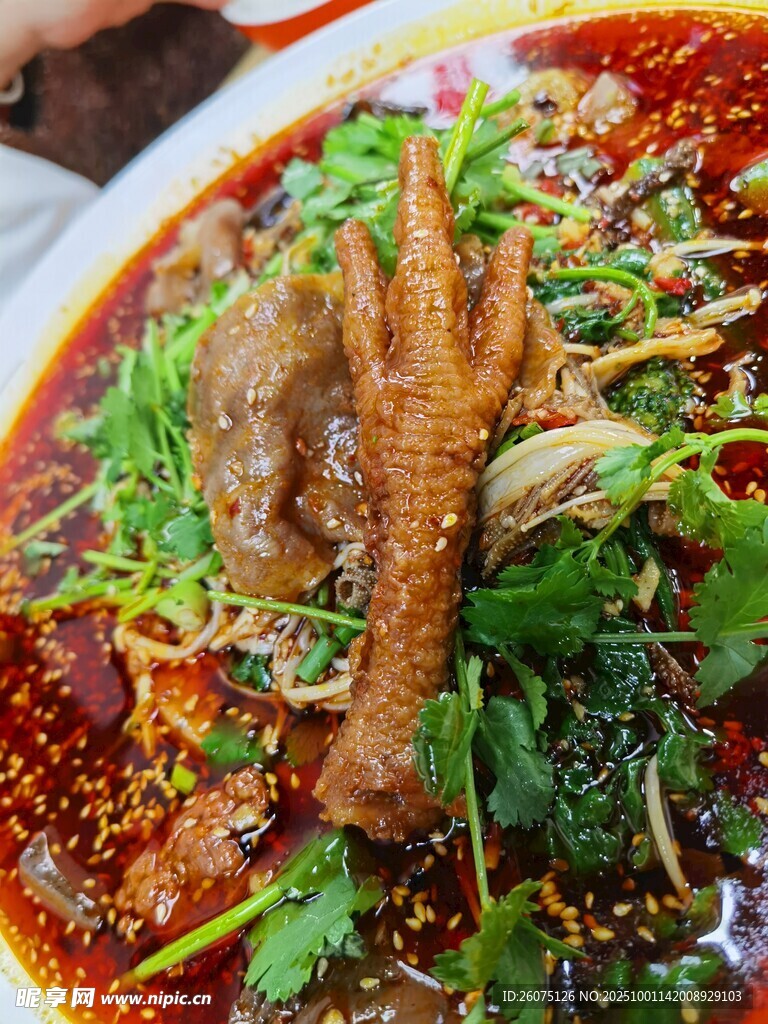 香辣美味鸡爪蔬菜热辣汤