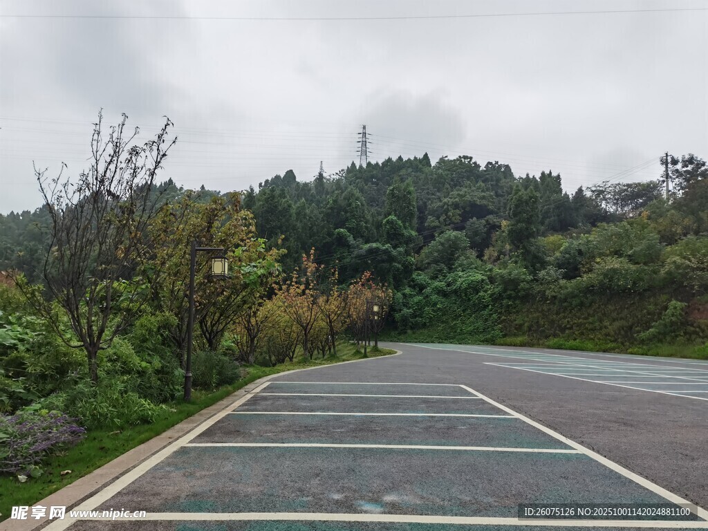 山间空旷的沥青停车区域