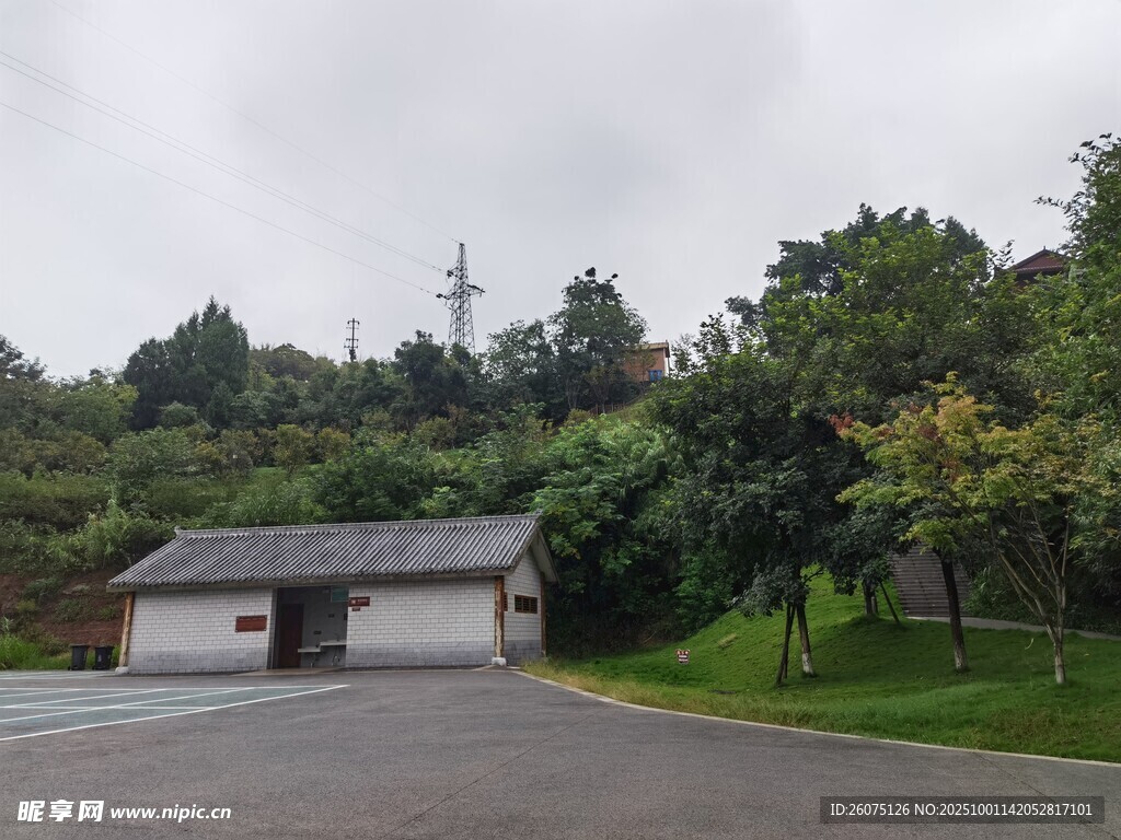 乡村庭院绿树环绕的小屋