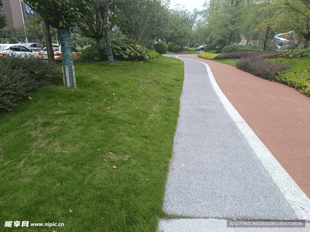城市中宁静的彩色步道