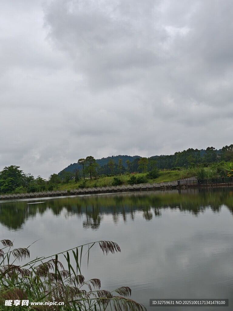湖畔云雾缭绕的静谧风光