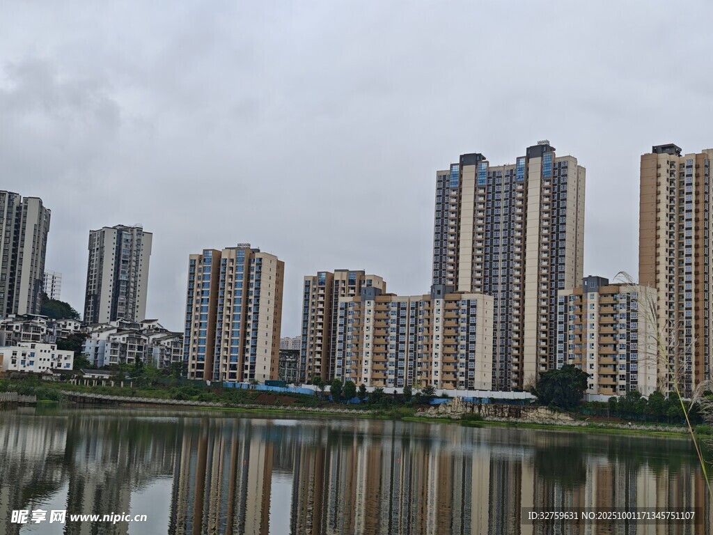 湖畔高楼林立的城市风景