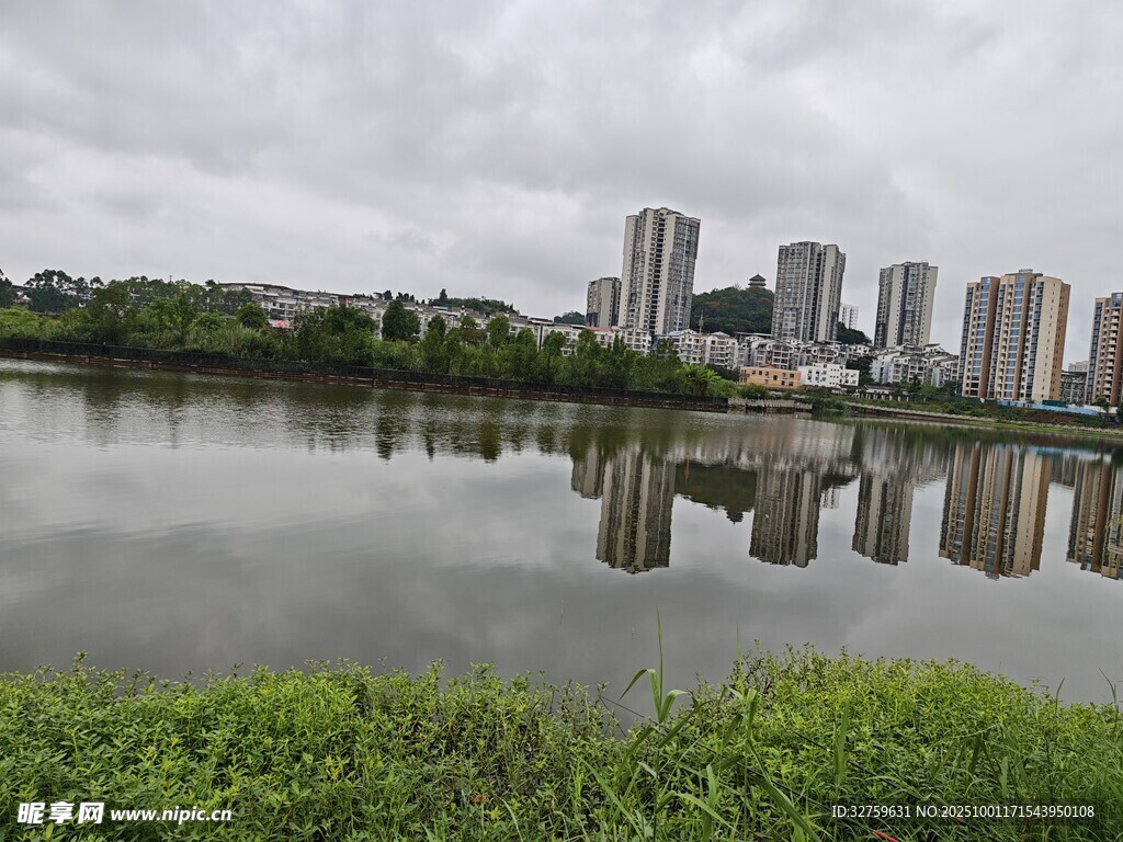 湖畔城市风光倒影如画