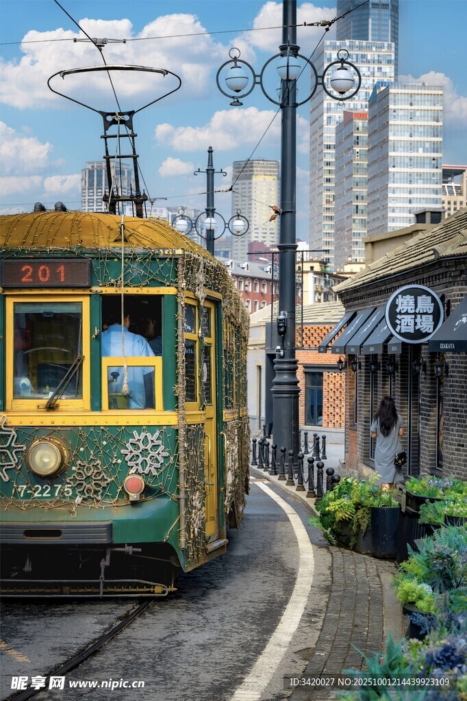 复古有轨电车穿梭城市街道