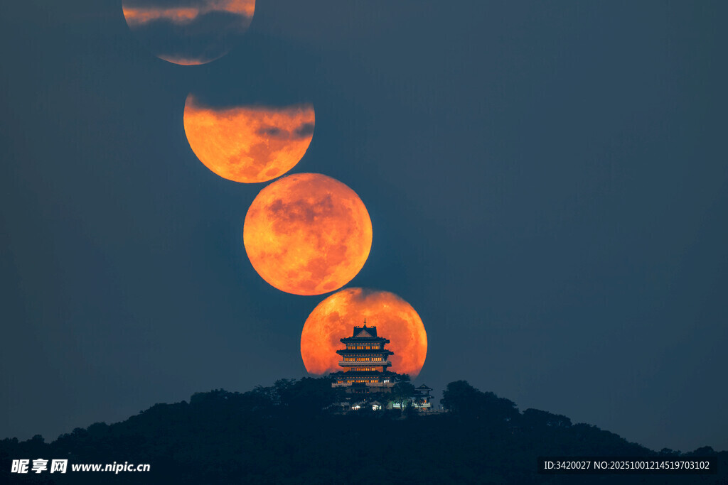 山顶月升景象