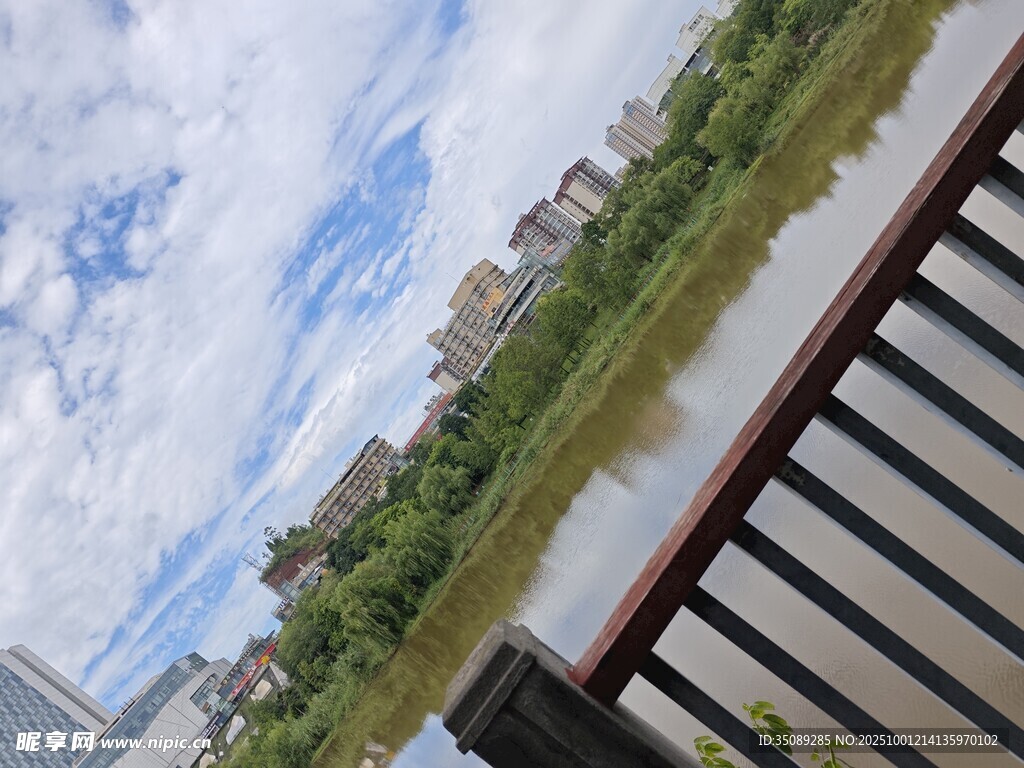 河畔栏杆外的城市风光