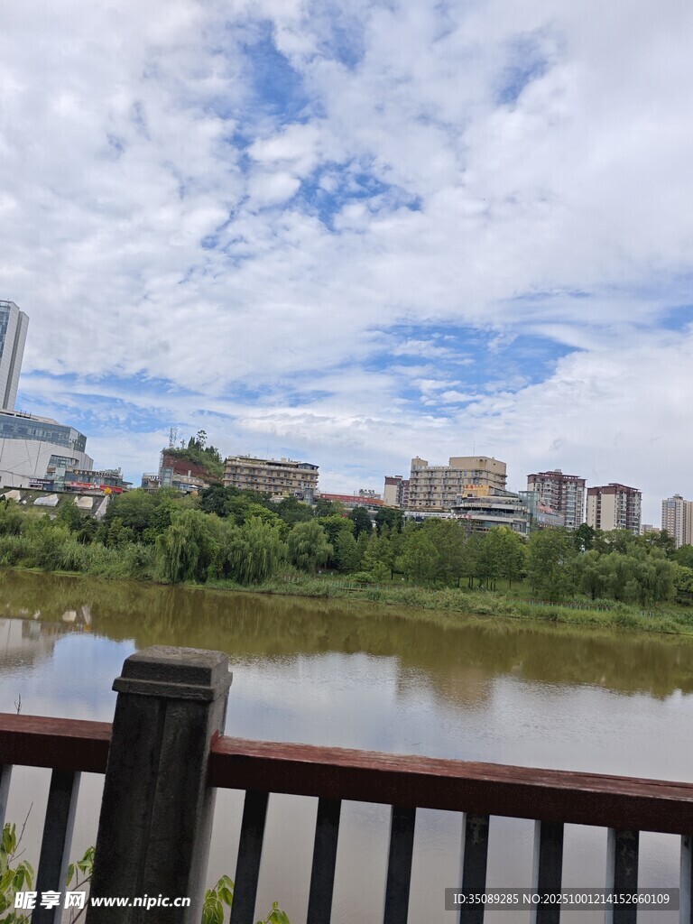 河畔城市风光美景